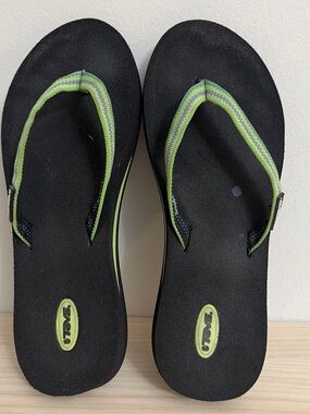 Teva women’s black/green flip flops size 6